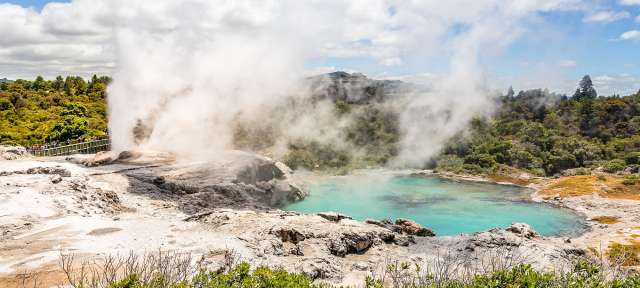 Rotorua Eine Gruppe von Menschen steht neben einem heißen See