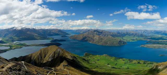 Lake Wanaka Ein großer See umgeben von Bergen und Wäldern