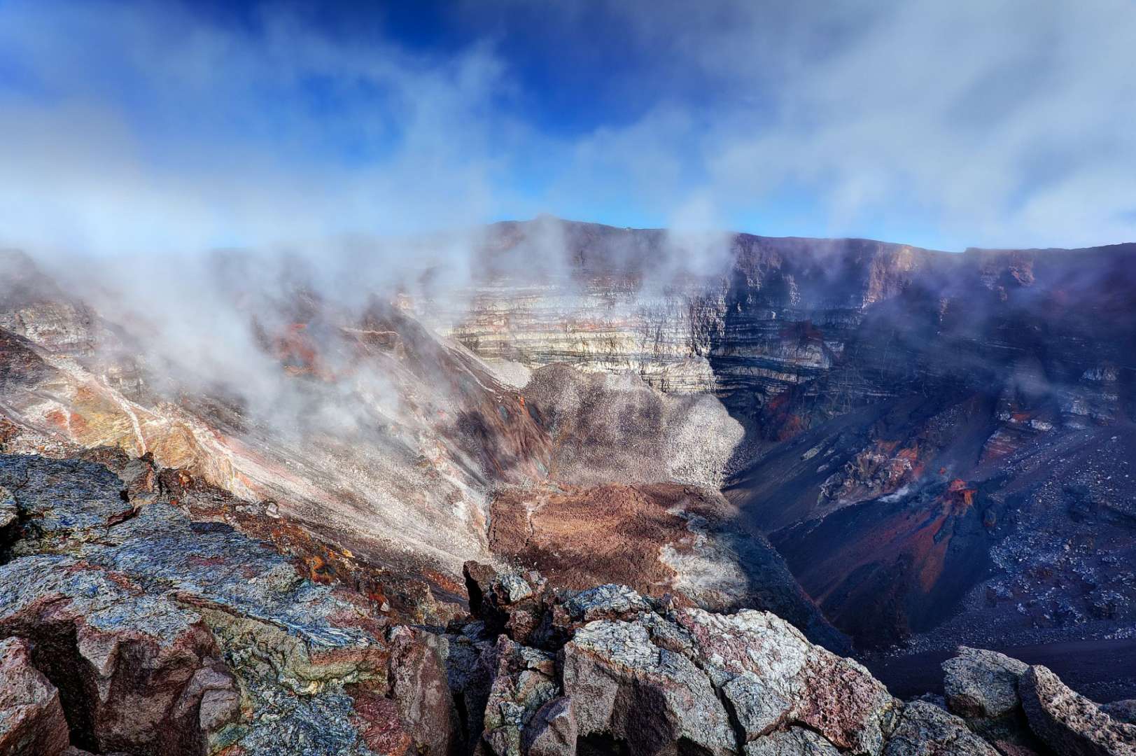 Ein Vulkankrater mit einem blauen Himmel im Hintergrund