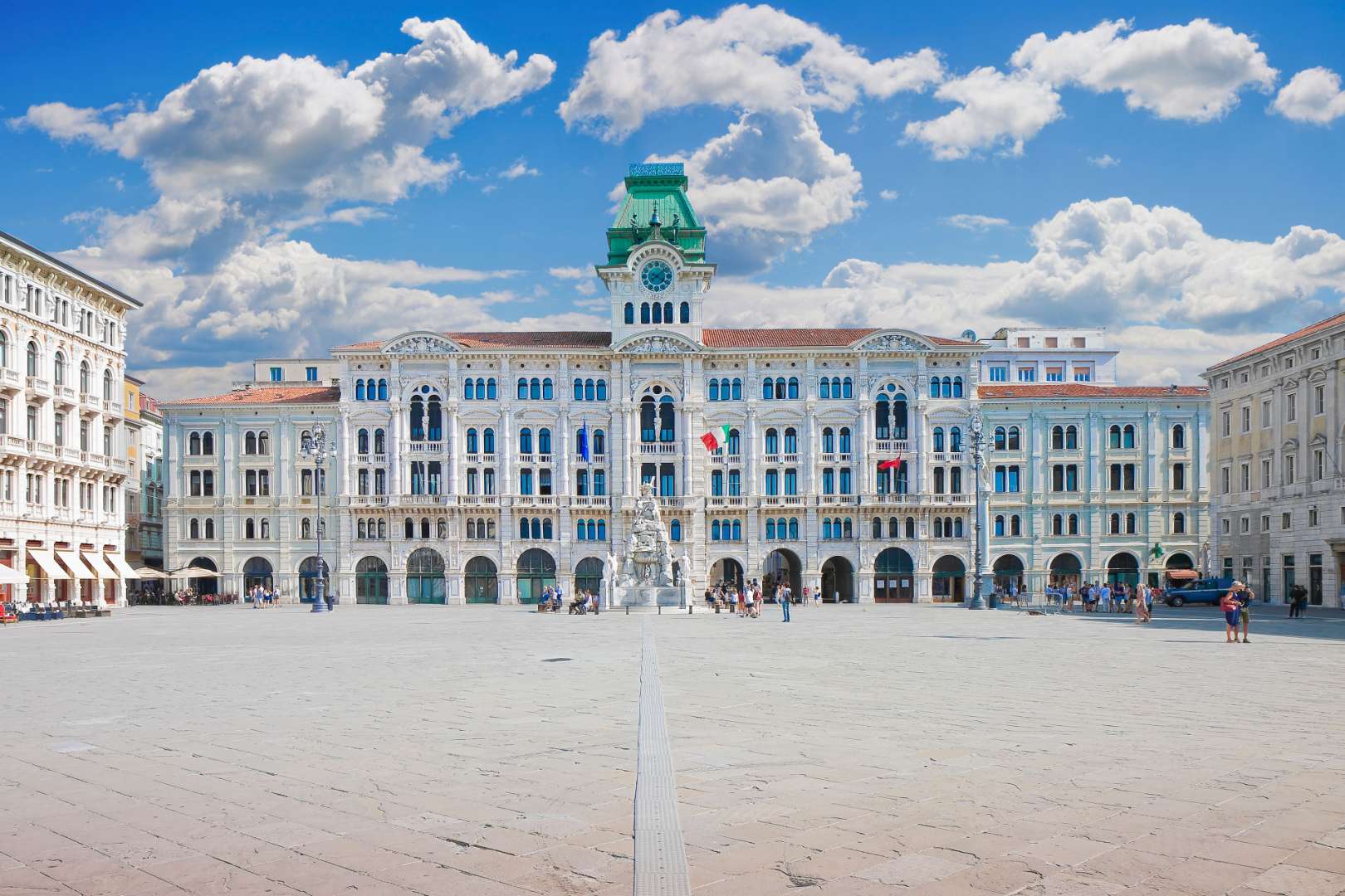 Ein großes weißes Gebäude mit einem grünen Uhrturm
