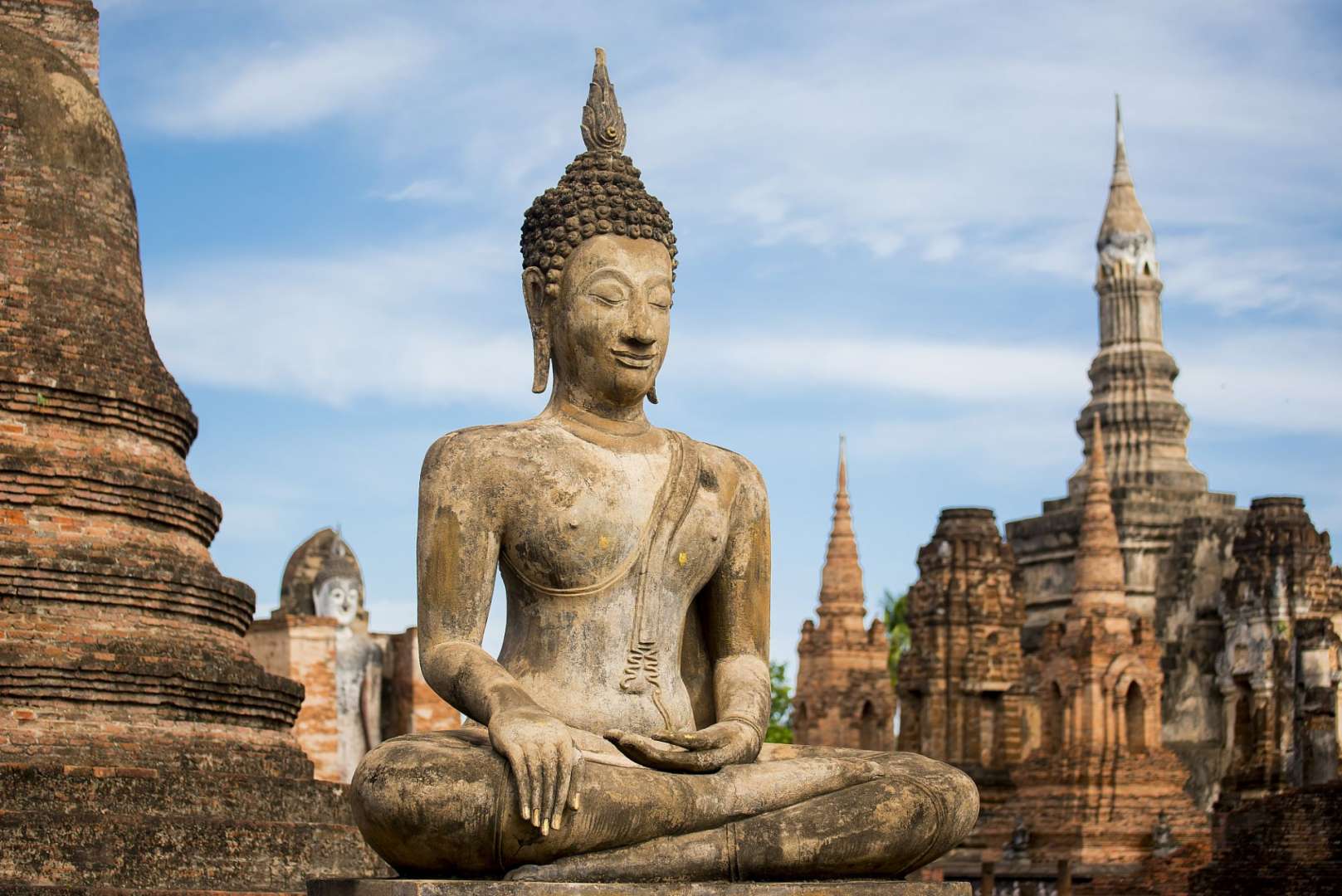 Eine buddhistische Statue sitzt in einem Tempel