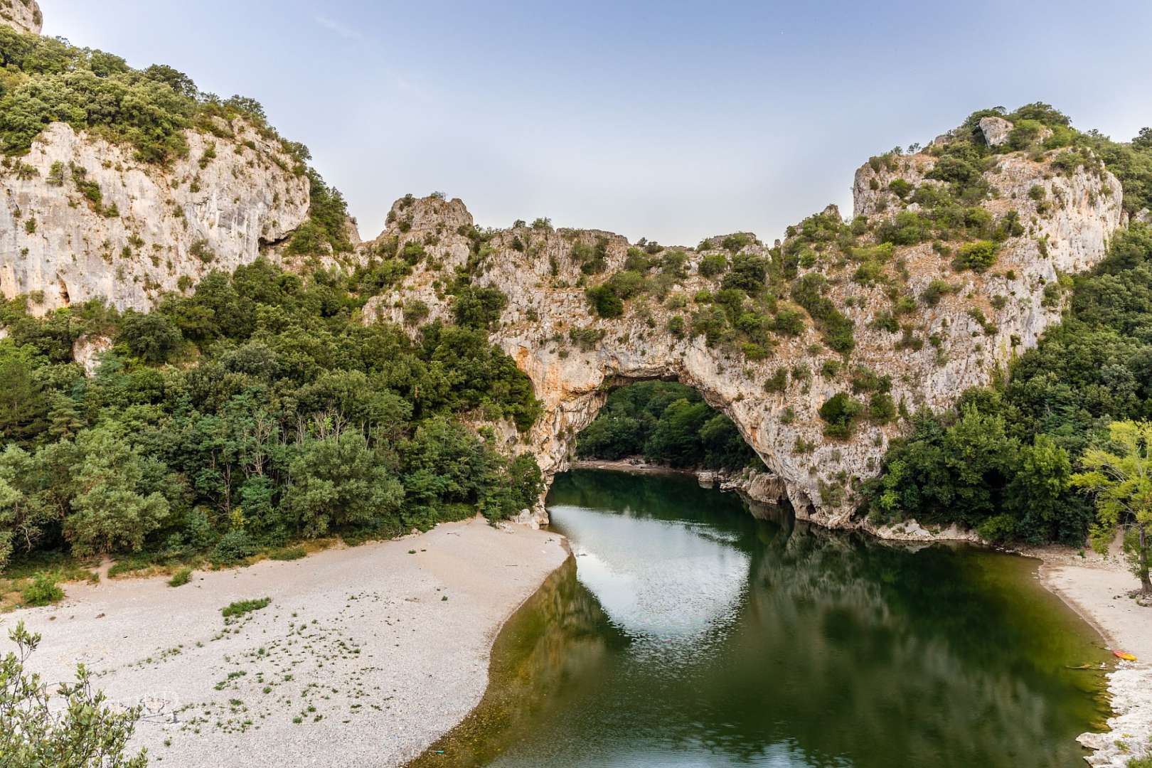 Ein Fluss mit einem Bogen in der Mitte zwischen zwei Felsen
