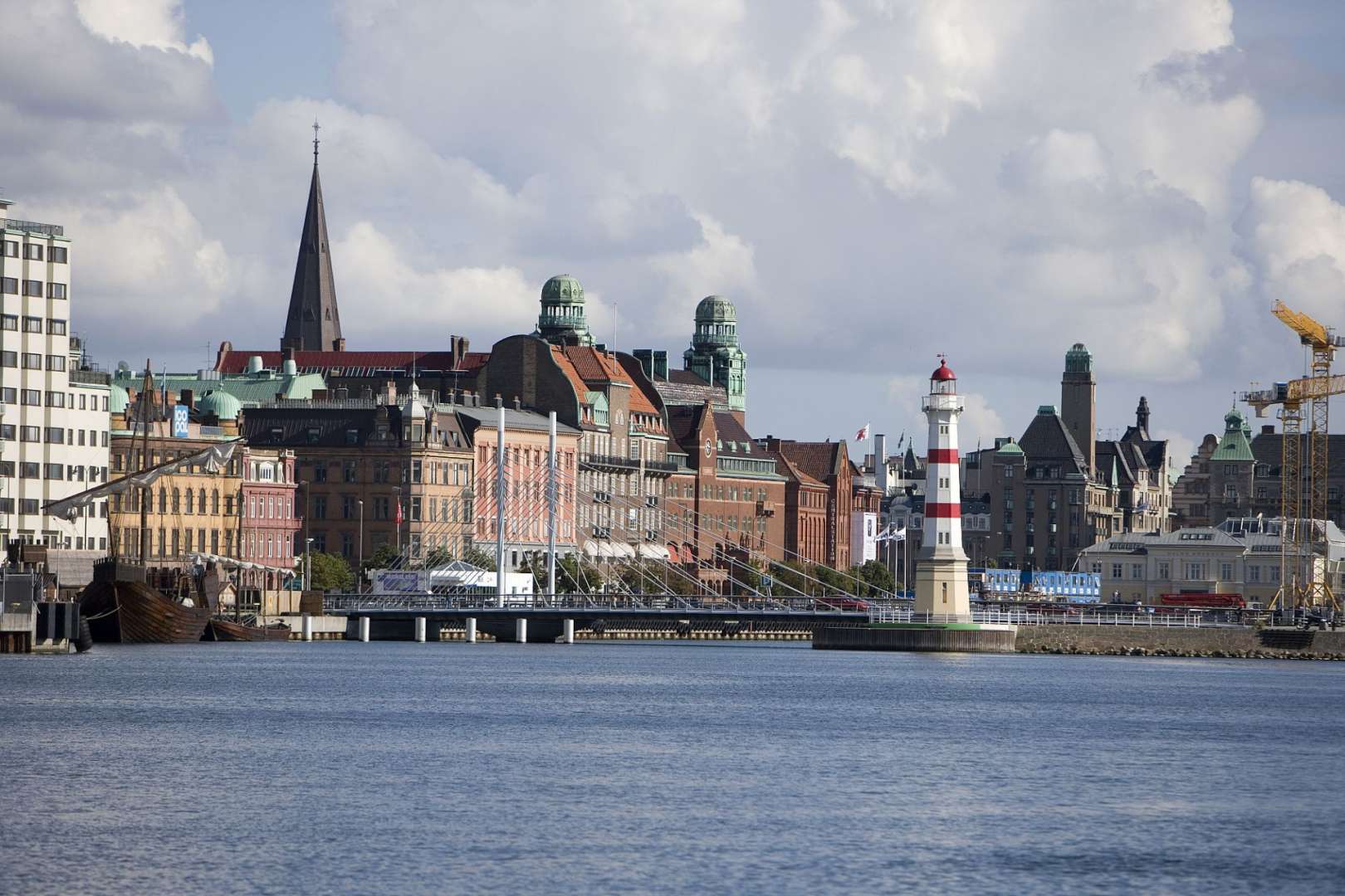 Ein Leuchtturm steht in der Mitte einer Stadt