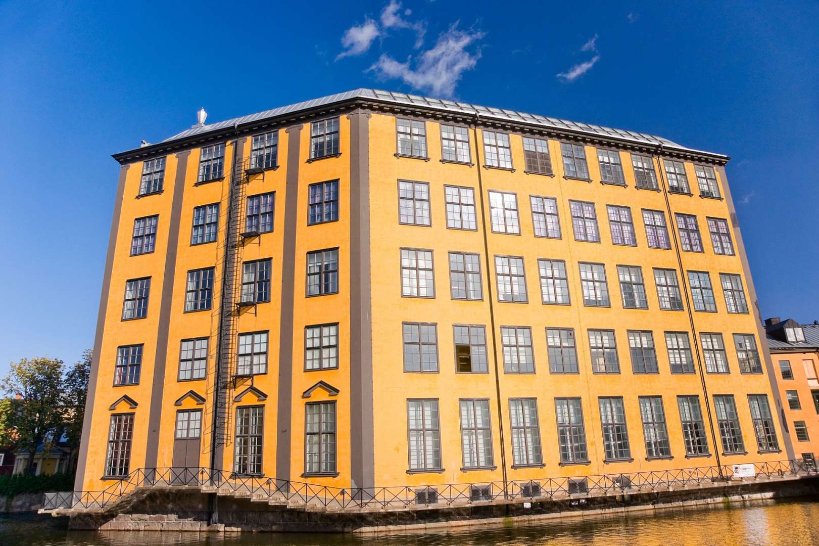 Ein großes gelbes Gebäude mit vielen Fenstern