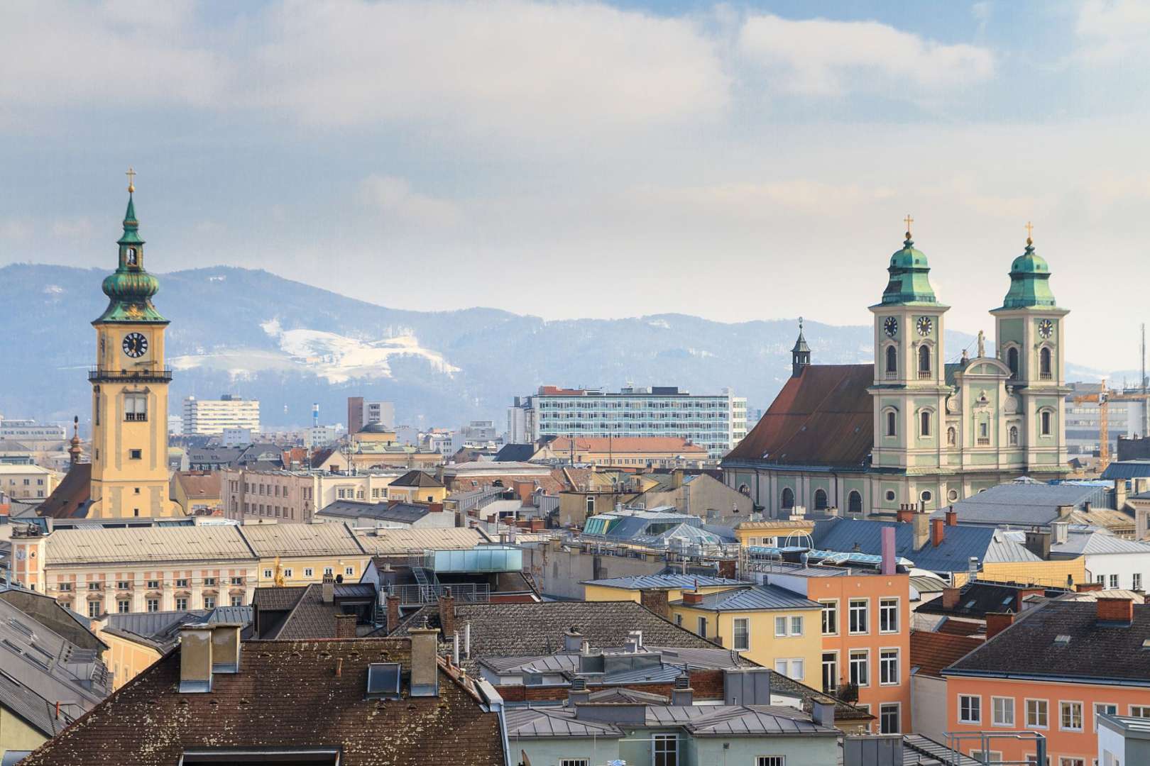 Eine Stadtlandschaft mit vielen Gebäuden und einem Uhrturm