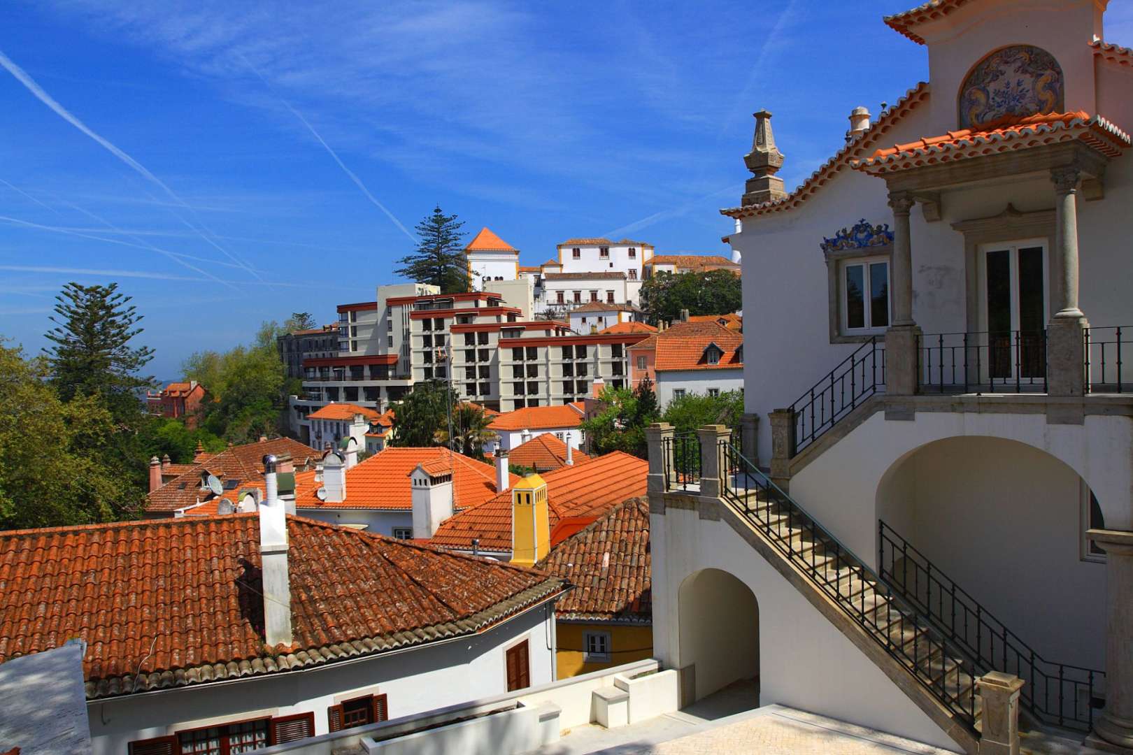 Eine Stadt mit roten Dächern und weißen Gebäuden