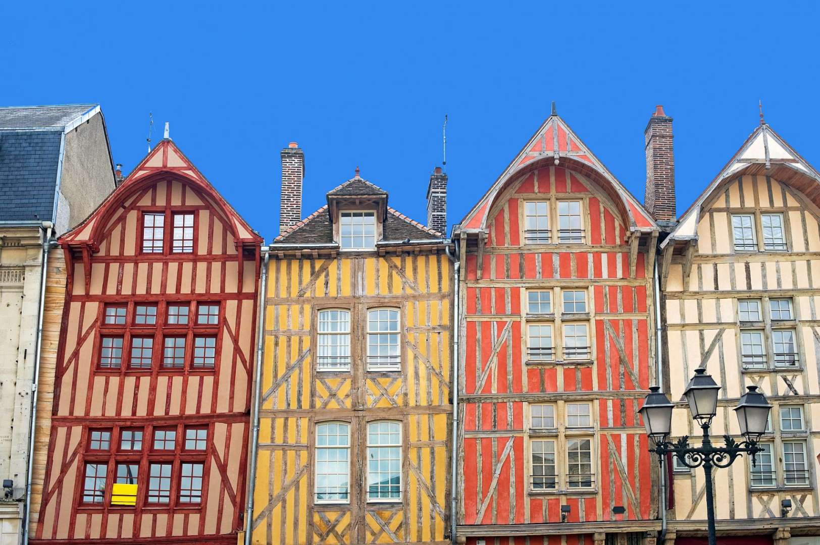Eine Reihe von Gebäuden mit Holzrahmen und einem gelben Fenster
