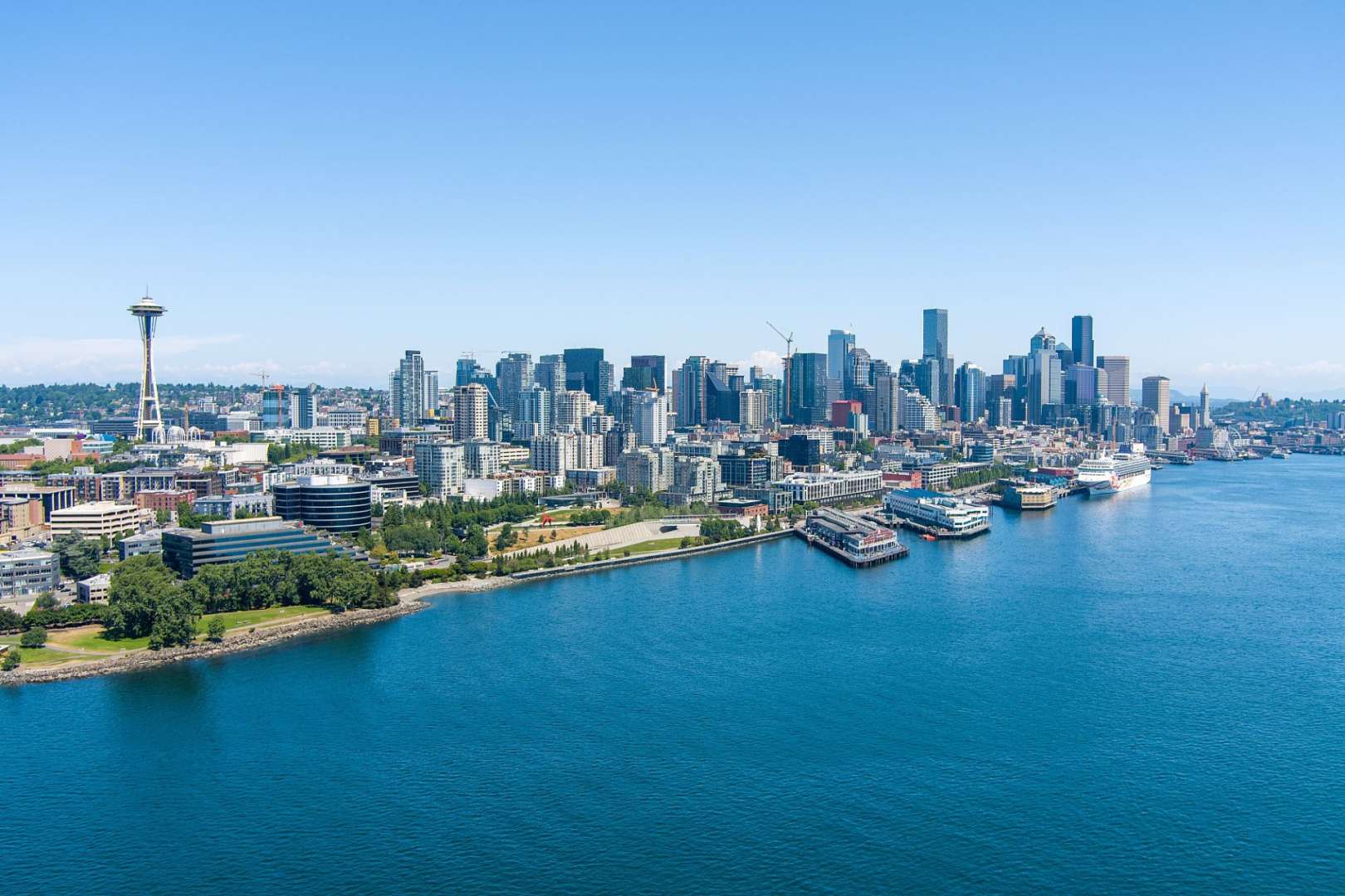 Eine Stadt mit vielen Gebäuden und Booten im Wasser