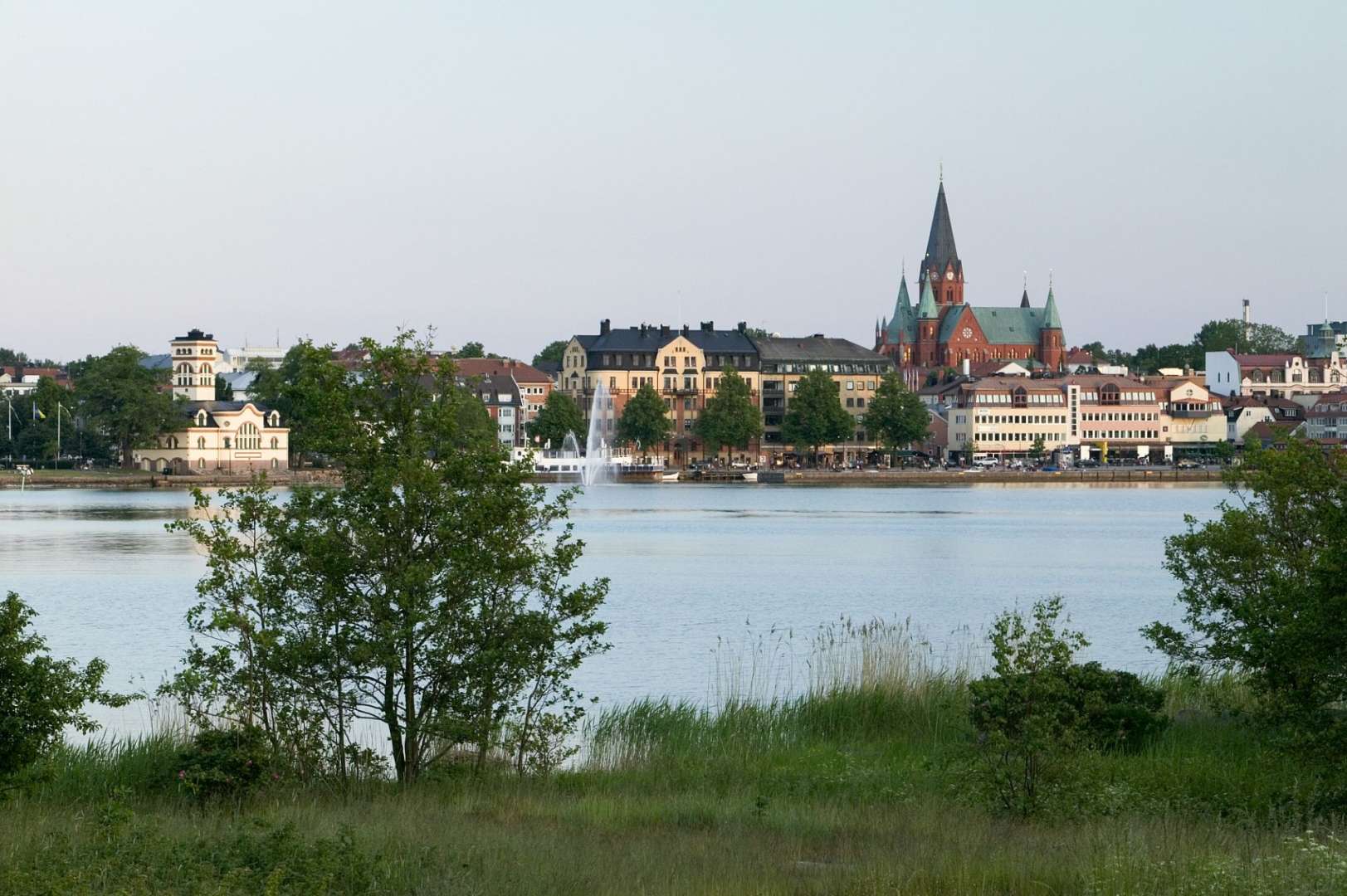 Eine Stadt mit einem See und einer Kirche im Hintergrund