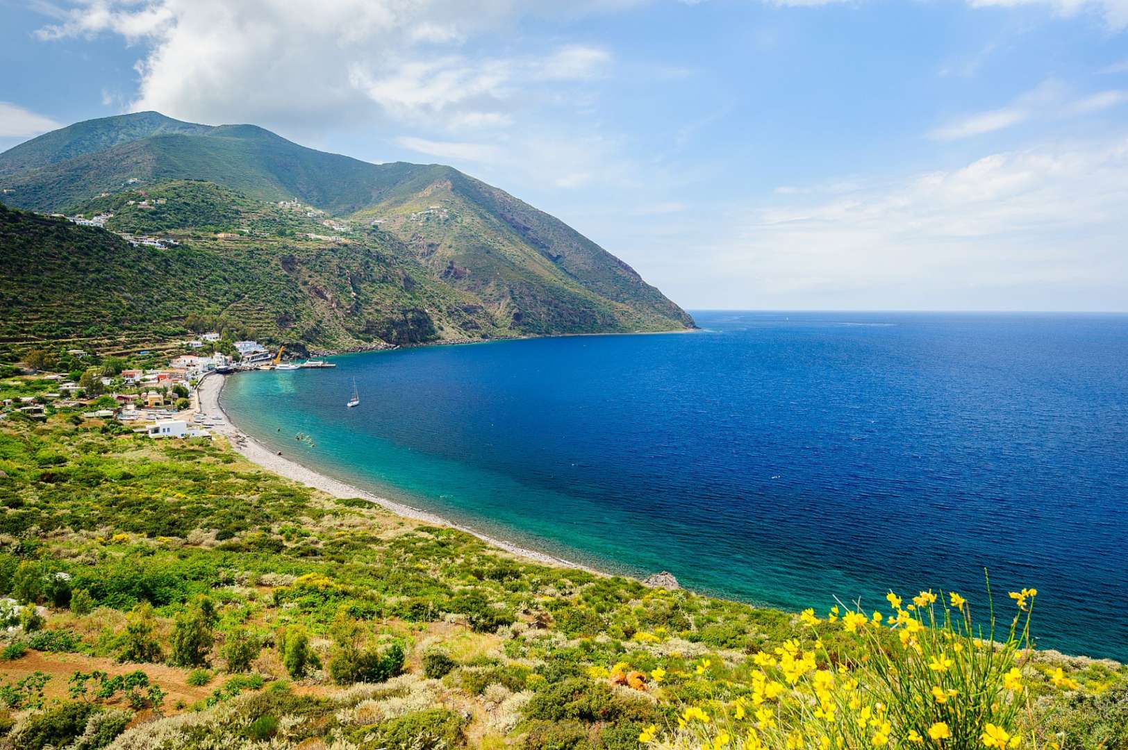 Ein Blick auf einen Strand mit Bergen im Hintergrund