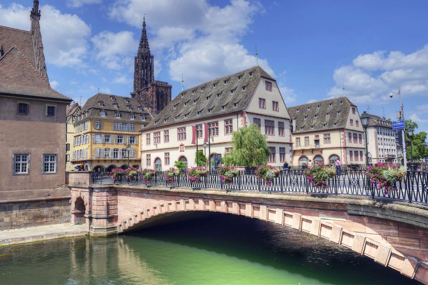 Eine Brücke über einen Fluss mit einem Gebäude im Hintergrund