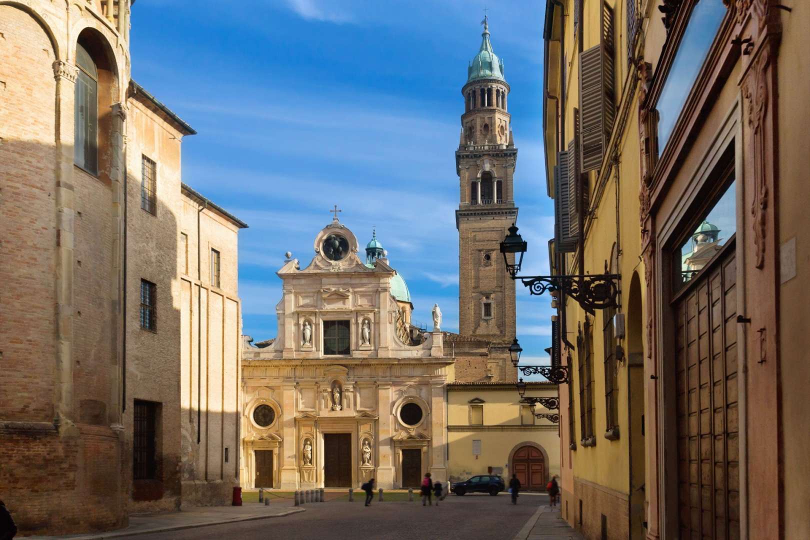 Eine Straße mit einer Kirche und einem Turm davor