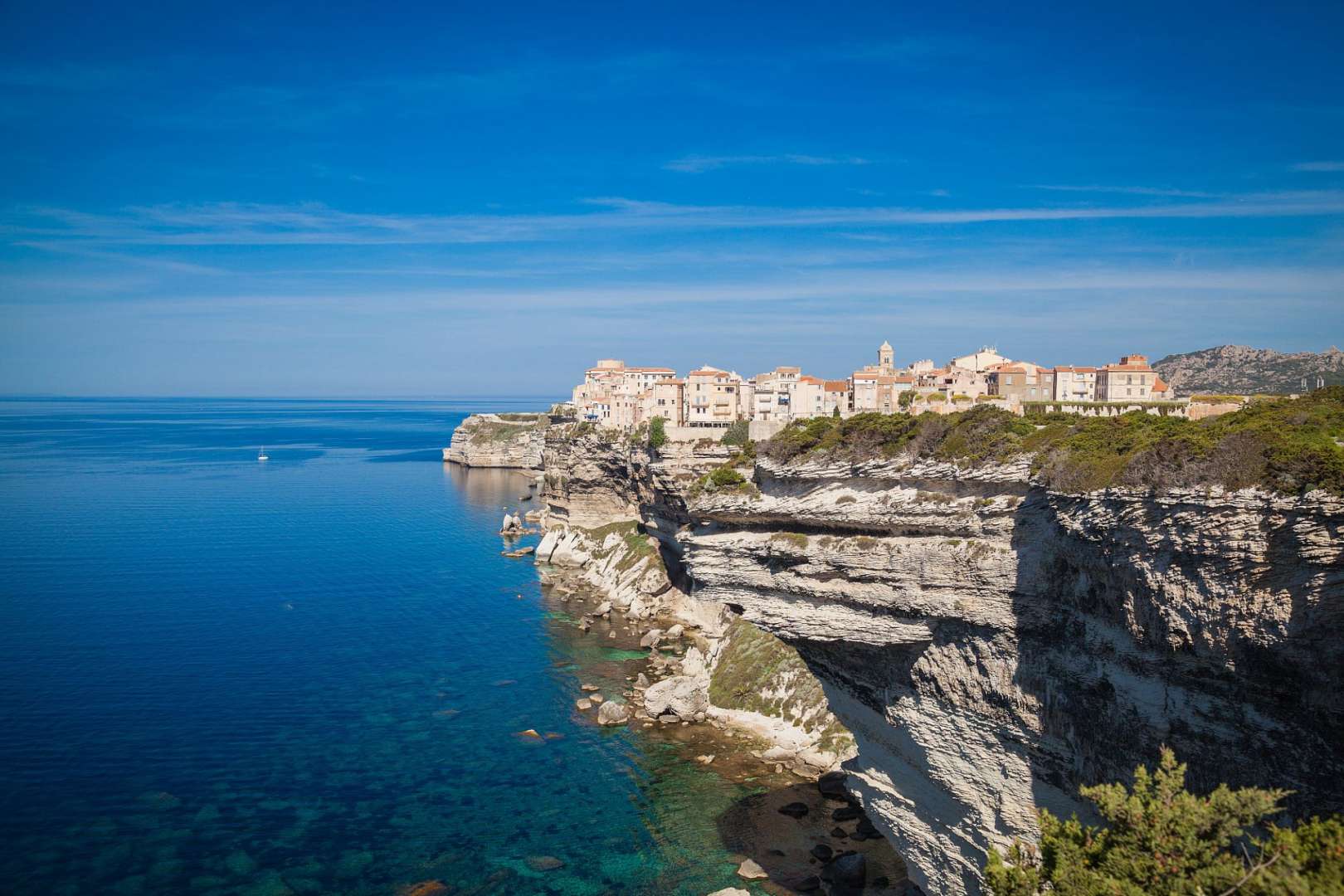 Eine Stadt an der Küste mit Blick auf das Meer