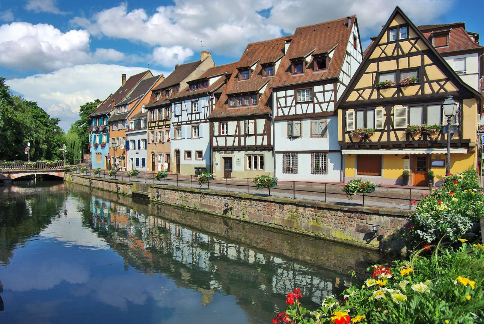 Eine Reihe von Häusern neben einem Fluss