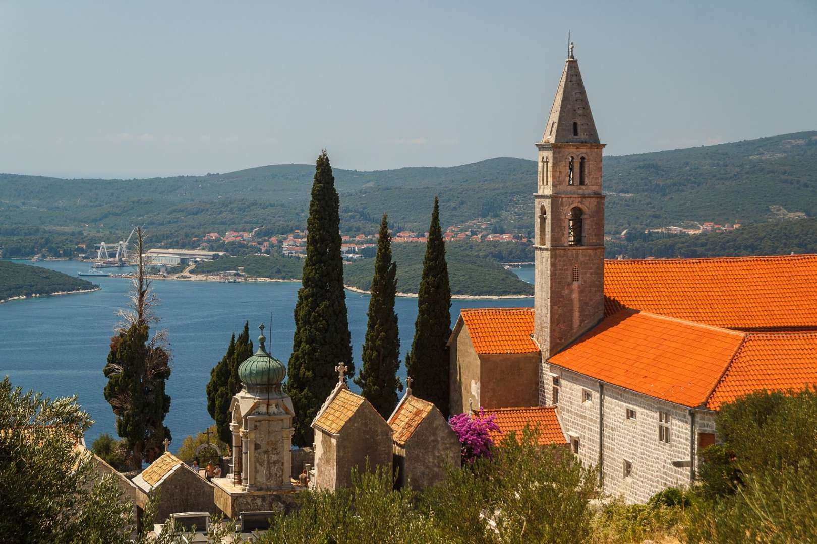 Eine Kirche mit einem roten Dach und einem Glockenturm