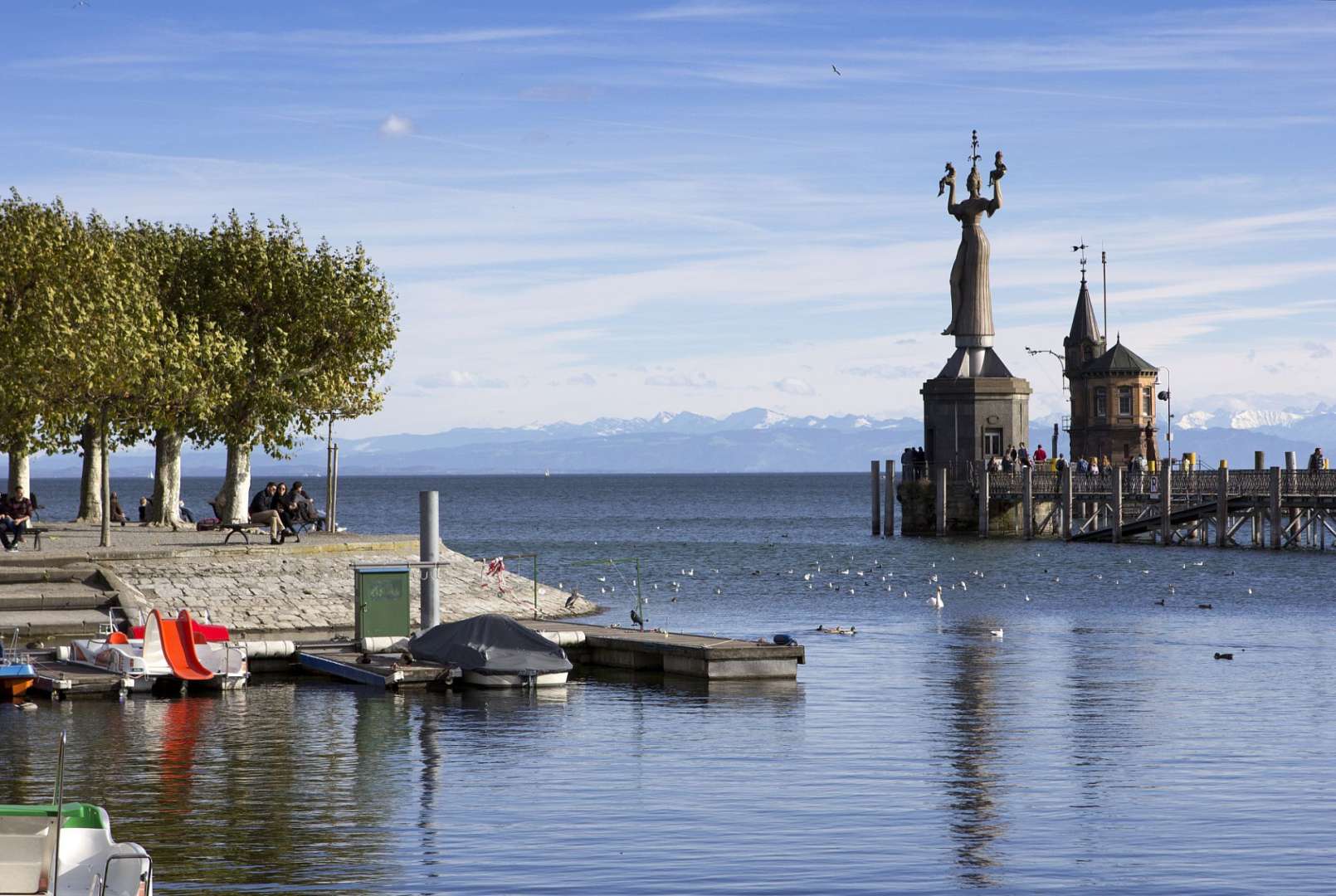 Ein See mit einer Statue im Hintergrund