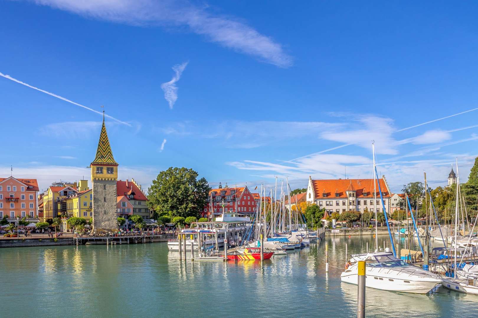 Ein Hafen mit vielen Booten und Gebäuden im Hintergrund