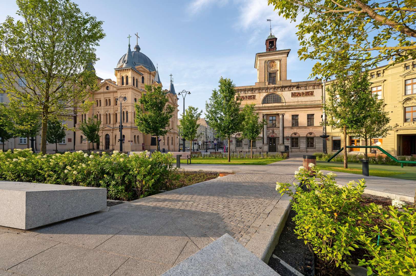Ein großes Gebäude mit der Aufschrift ‚ rathaus ‘ darauf