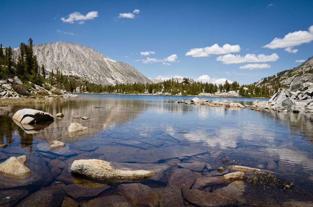 Ein See in den Bergen mit einem Berg im Hintergrund