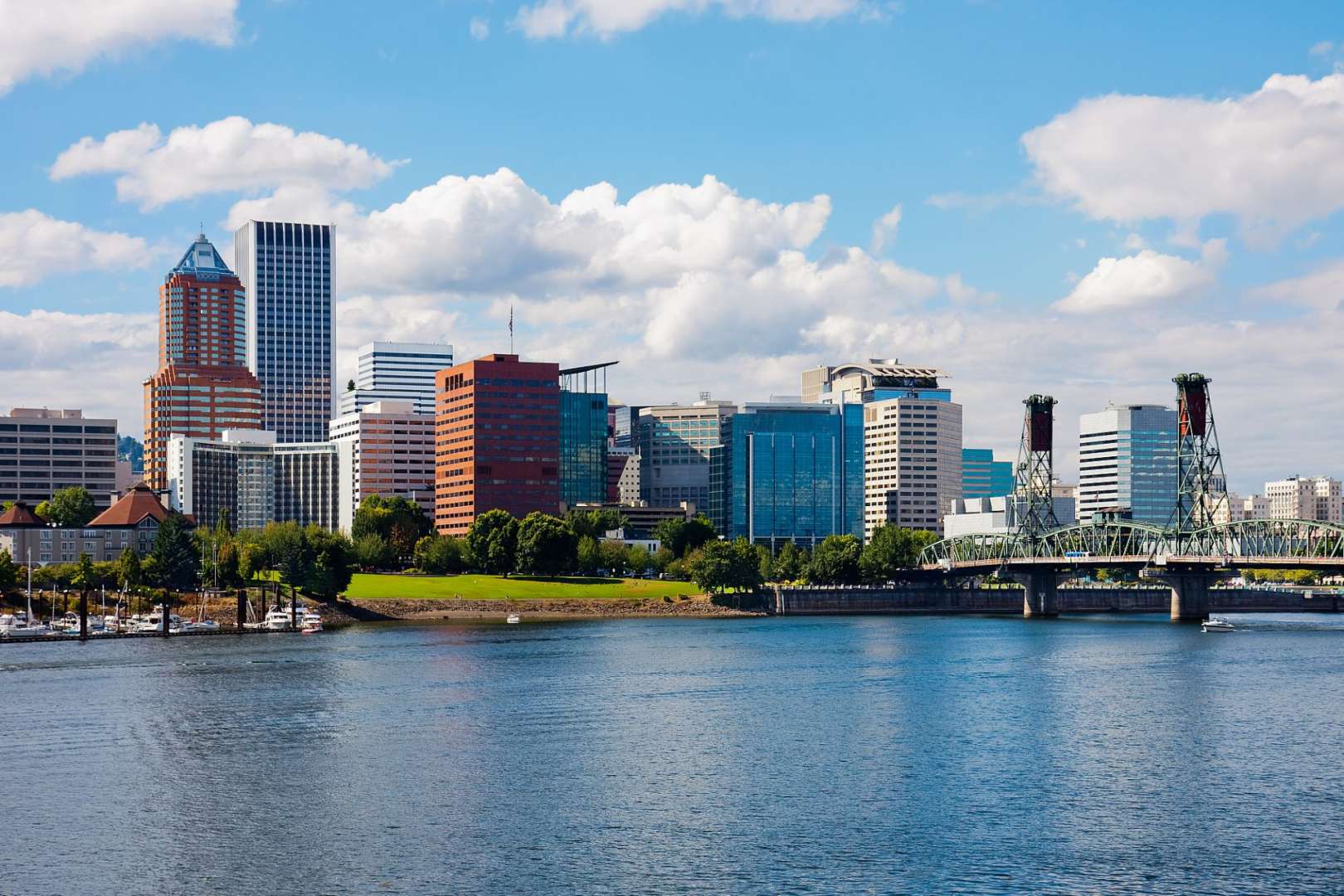 Eine Brücke über einen Fluss mit einer Stadt im Hintergrund
