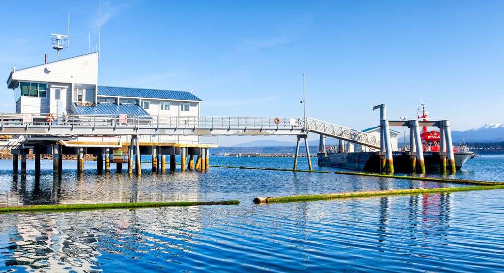 Ein kleines rot-weißes Boot sitzt an einem Pier