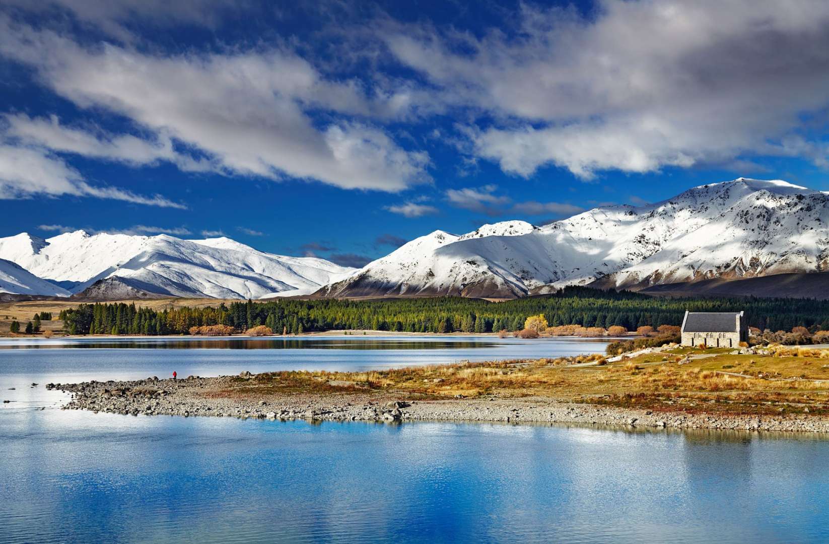 Ein See mit schneebedeckten Bergen im Hintergrund