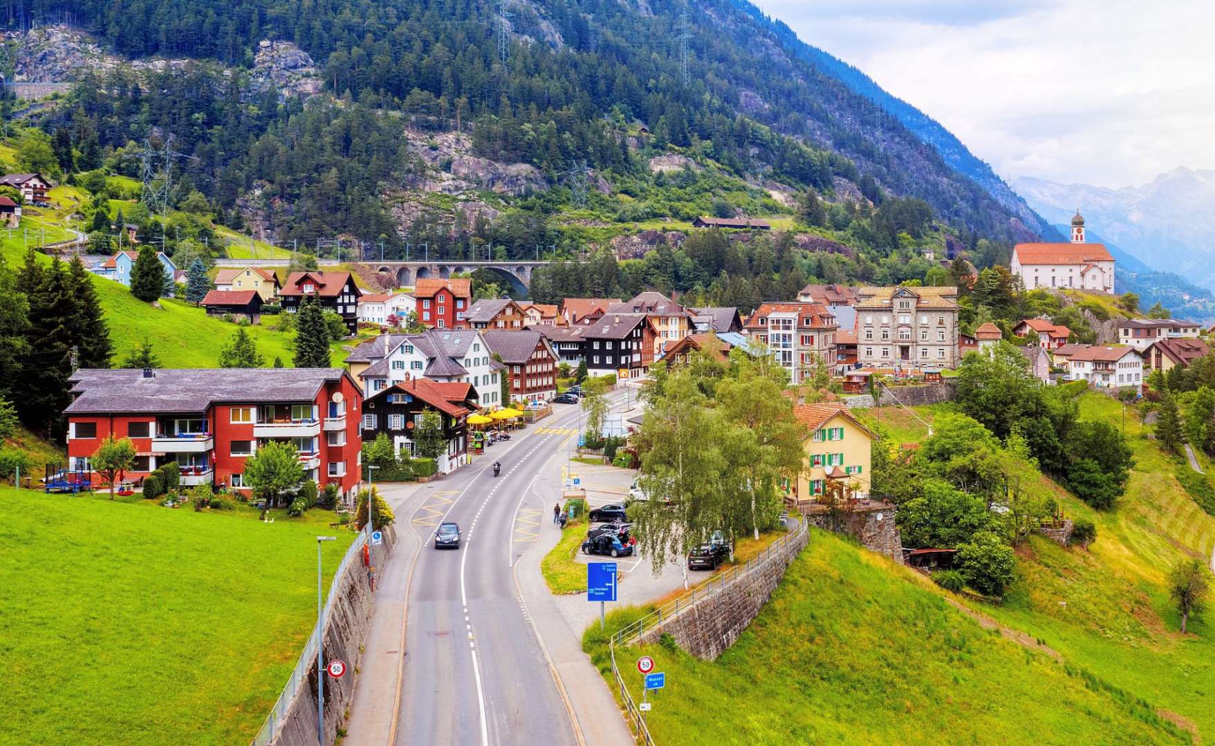 Eine Straße führt durch ein kleines Dorf in den Bergen