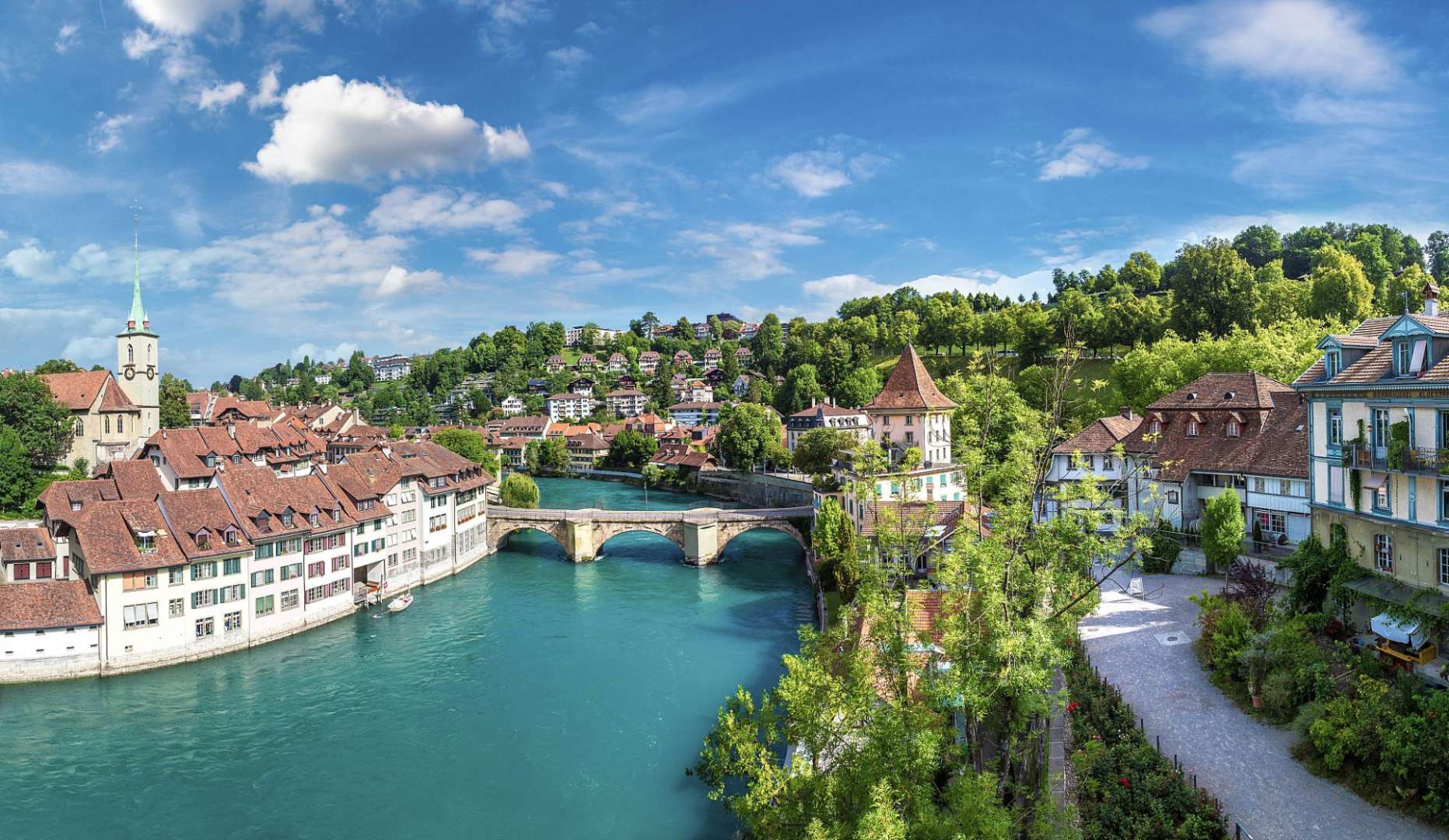 Eine Brücke über einen Fluss in einer Stadt