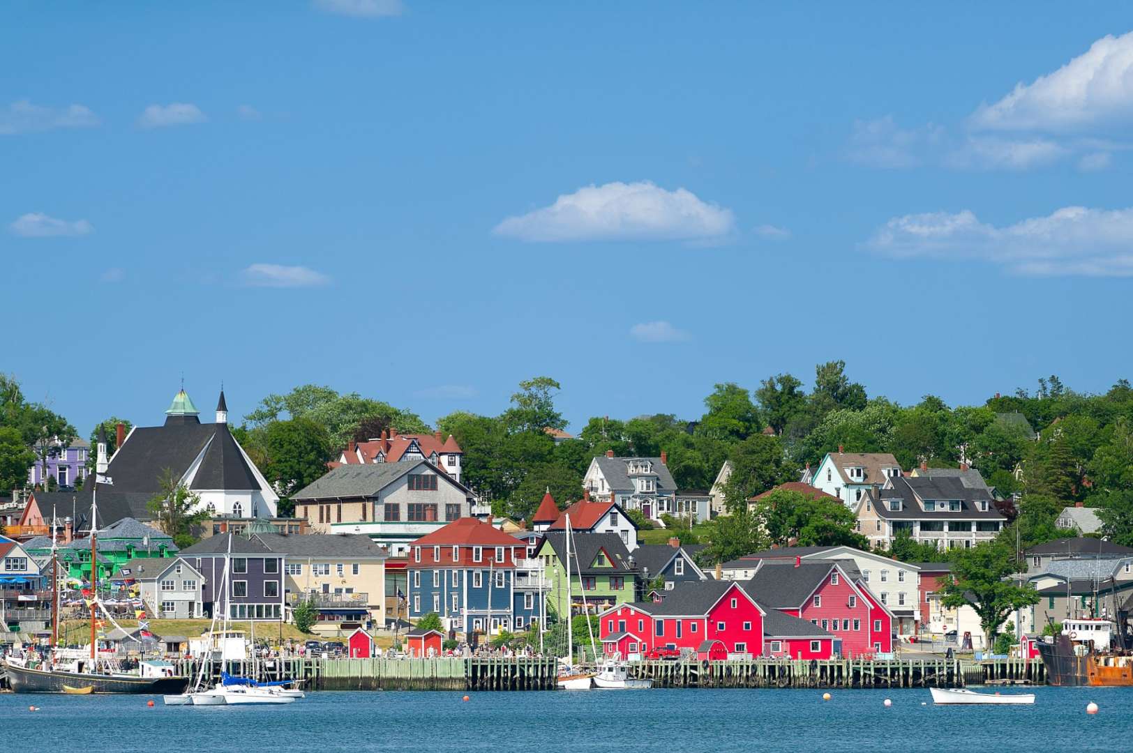 Eine Stadt mit vielen bunten Häusern und Booten im Wasser
