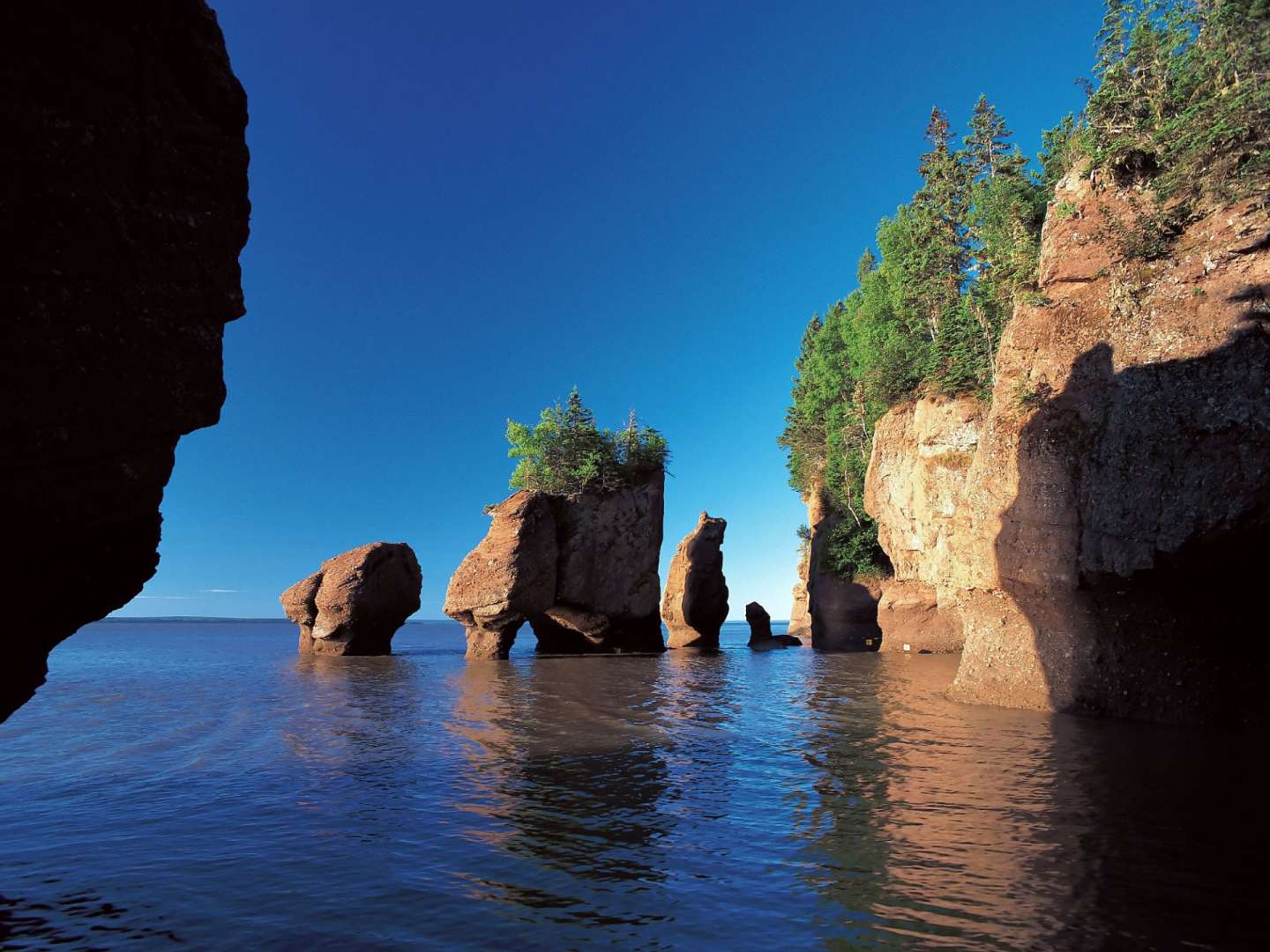 Eine Gruppe von Felsen , die im Wasser stehen