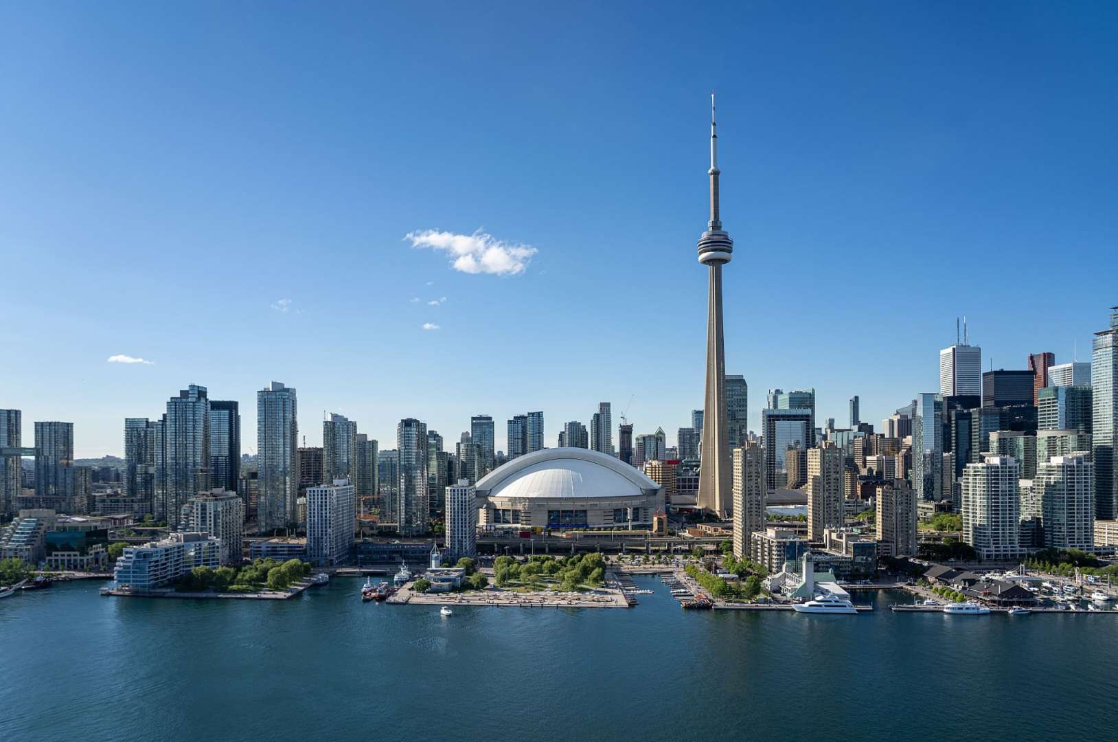 Die skyline von toronto mit dem toronto dome im vordergrund