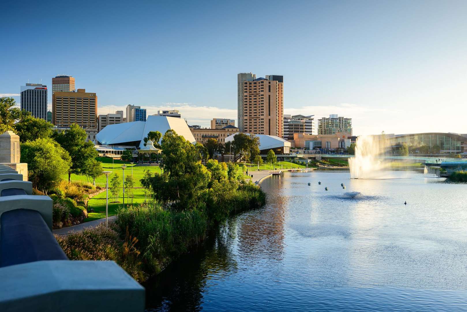 Eine Stadtlandschaft mit einem Fluss und einem Gebäude im Hintergrund