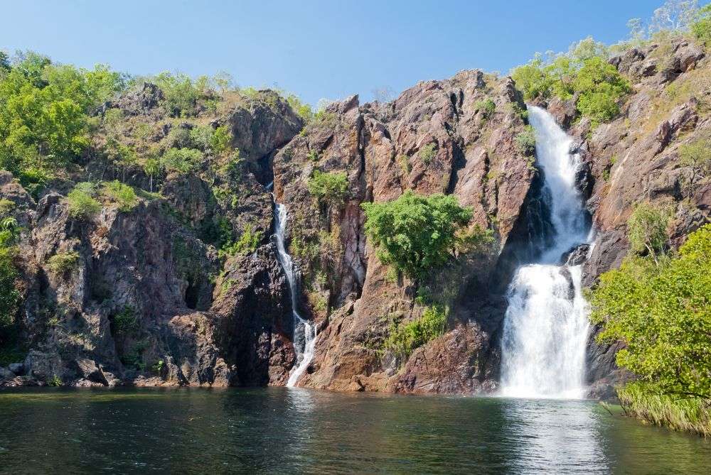 Ein Wasserfall stürzt von einer Klippe in einen See