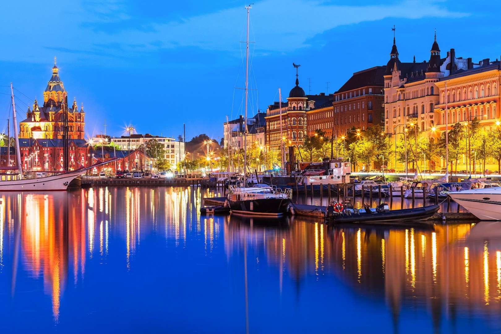 Ein Hafen mit vielen Booten und Gebäuden in der Nacht