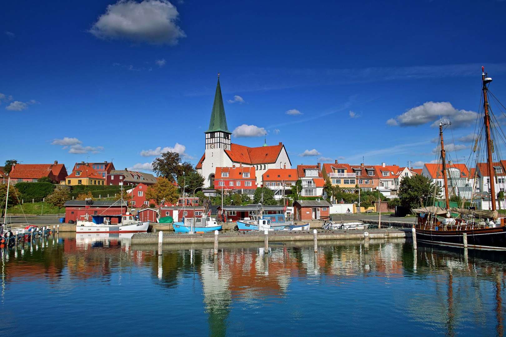 Ein Hafen mit vielen Booten und einer Kirche im Hintergrund
