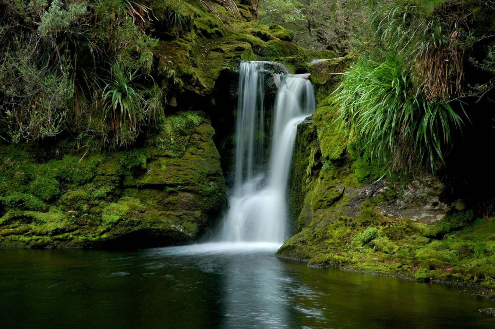 Ein Wasserfall fließt in einen kleinen Fluss