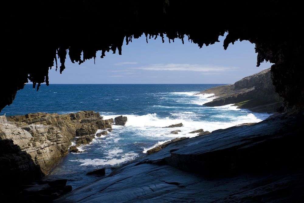 Ein Blick auf das Meer aus einer Höhle