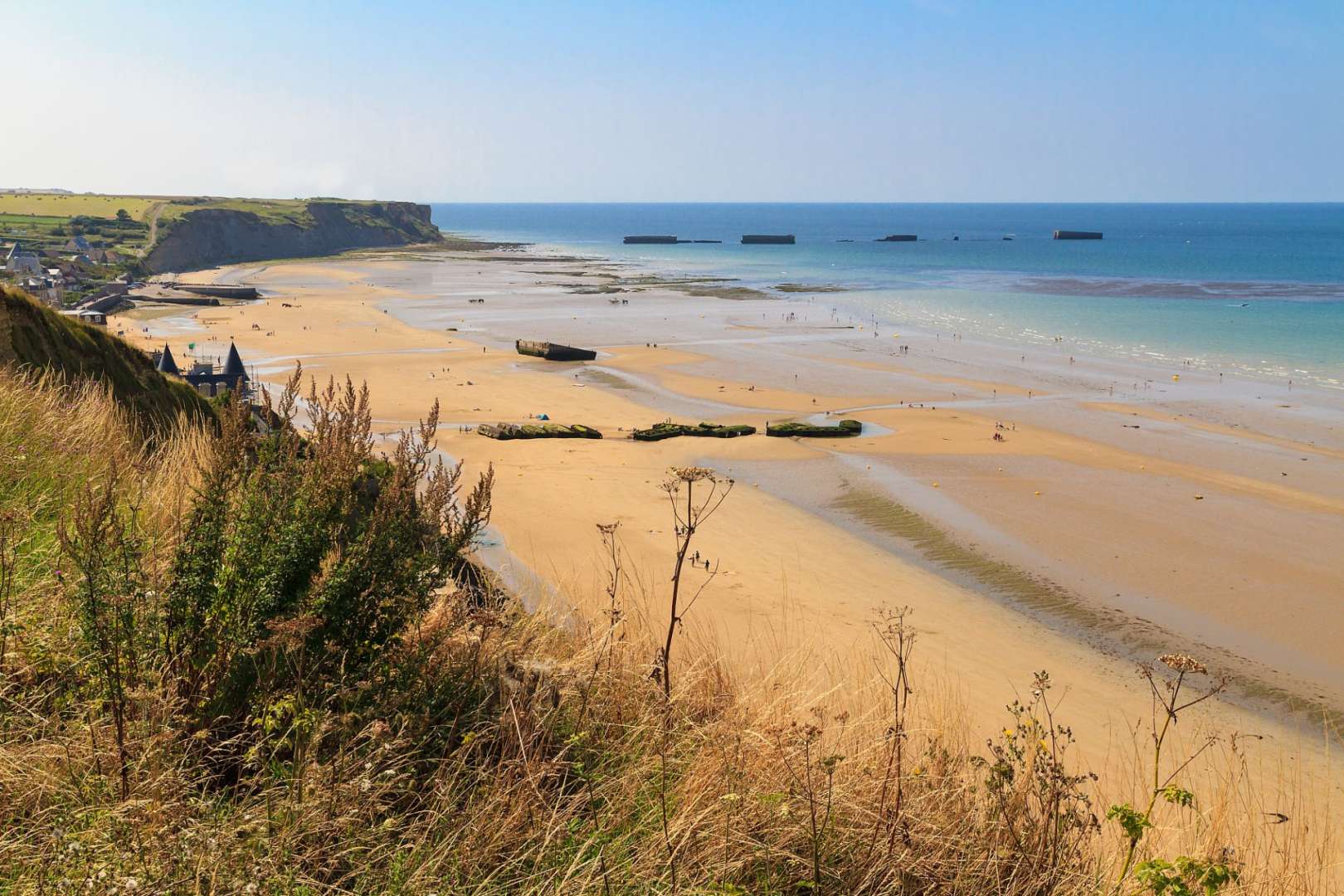 Ein Strand mit einem Gebäude in der Ferne