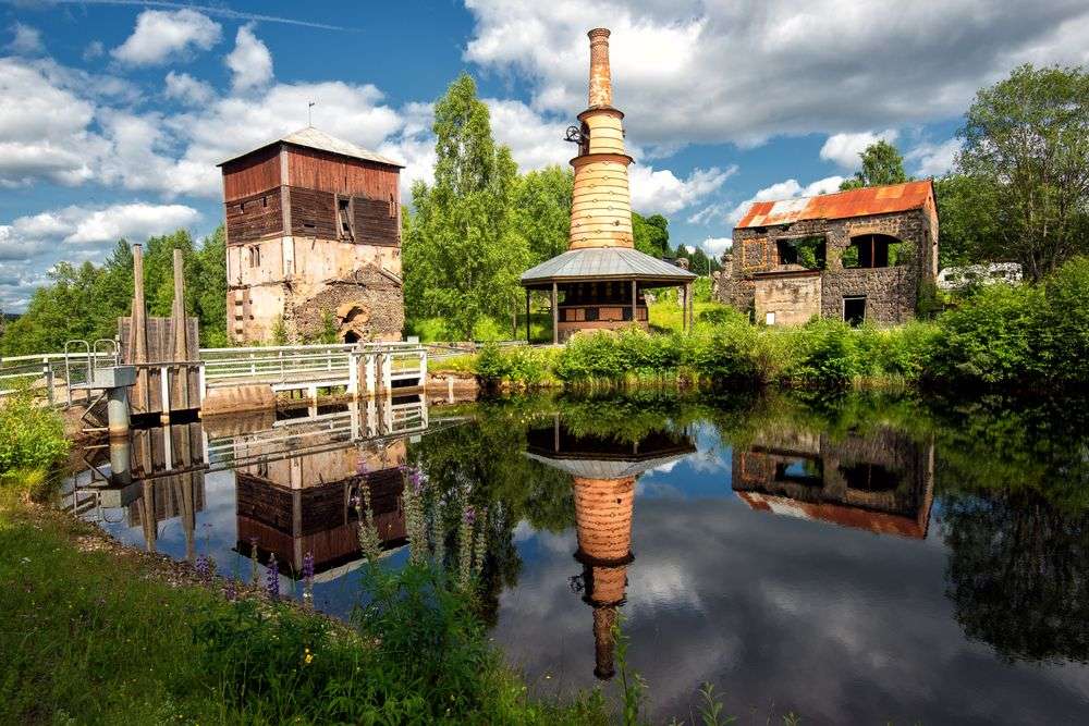 Ein altes Gebäude spiegelt sich im Wasser
