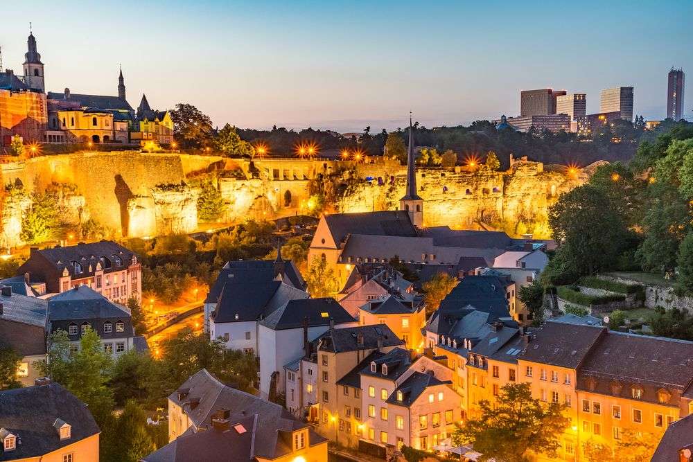 Eine Stadt mit vielen Häusern und einem Turm
