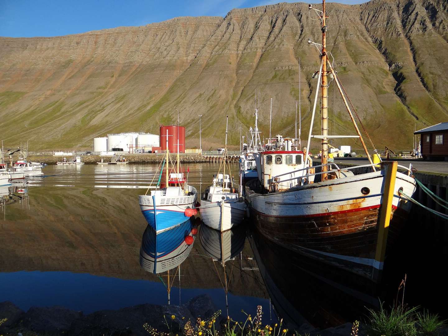 Ein blaues und ein weißes Boot mit der Aufschrift ‚ norwegian ‘ darauf
