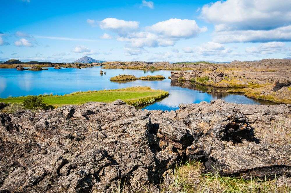 Ein großer See mit vielen kleinen Inseln in der Mitte