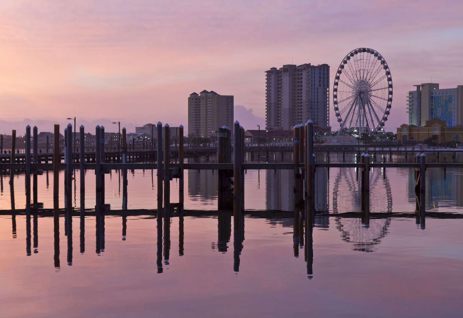 Ein riesiges Riesenrad spiegelt sich im Wasser