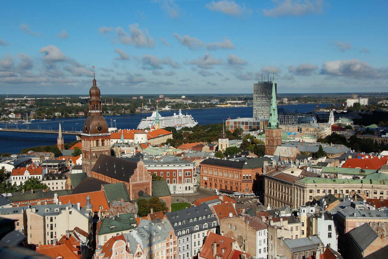 Eine Stadt mit einem großen Kreuzfahrtschiff im Hintergrund