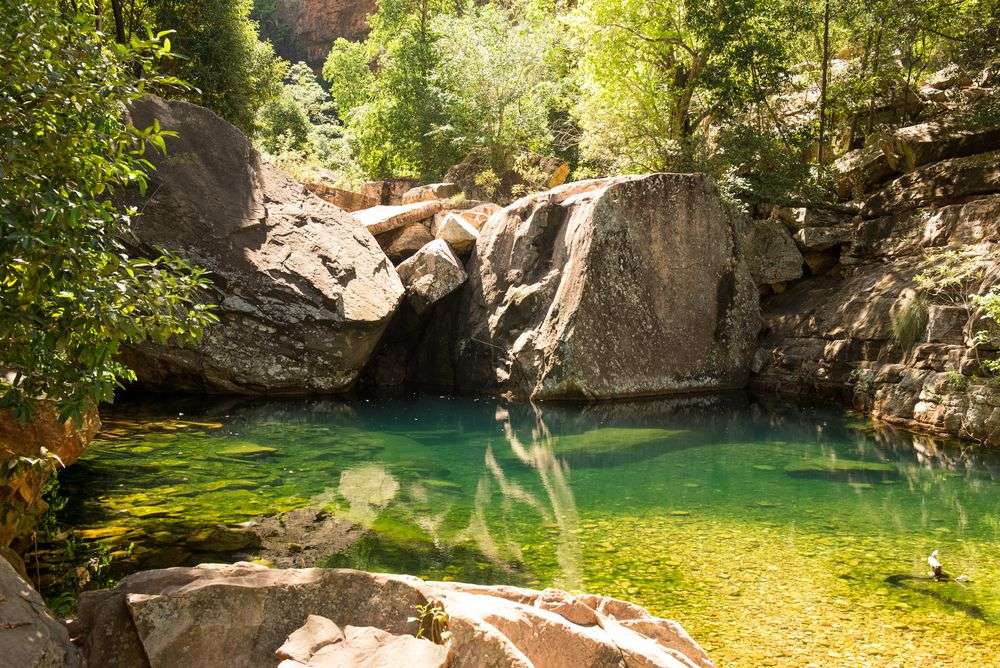 Ein kleiner Teich zwischen zwei Felsen im Wald