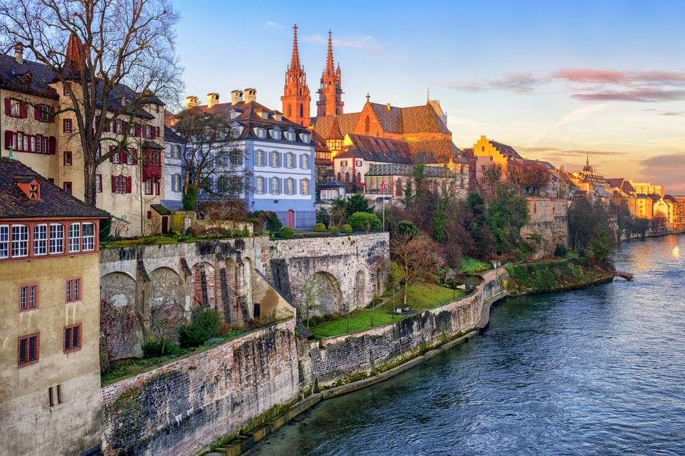 Eine Stadt mit vielen Gebäuden und einem Fluss
