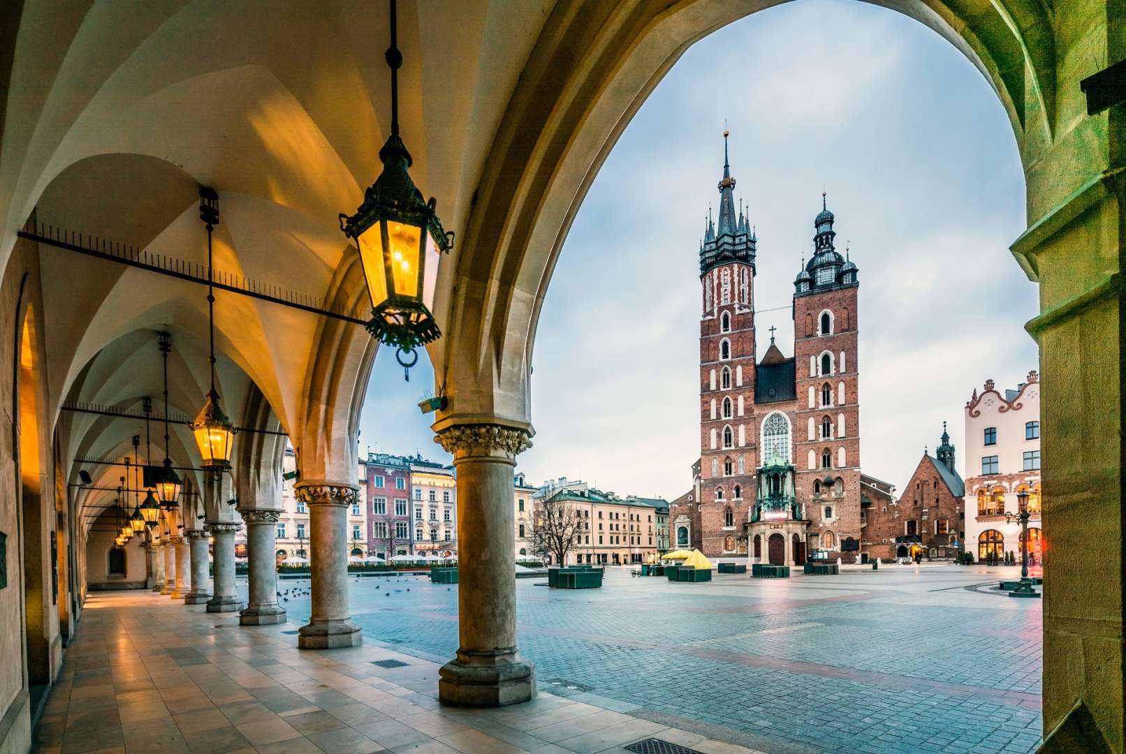 Eine Reihe von Säulen führt zu einem großen Gebäude