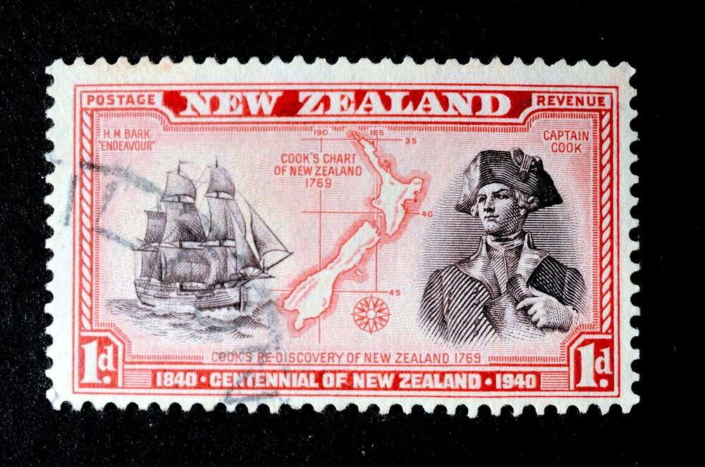 Eine rote und weiße Briefmarke aus Neuseeland