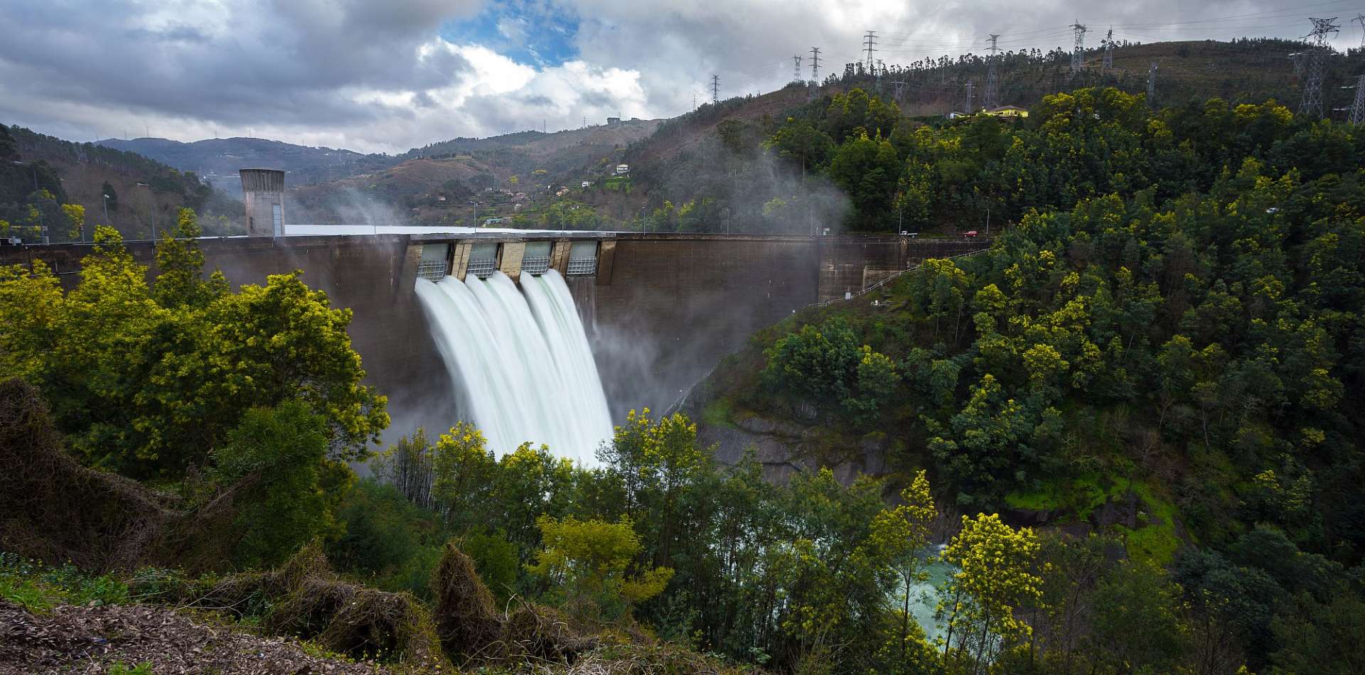 Ein Wasserfall , der durch einen Damm fließt