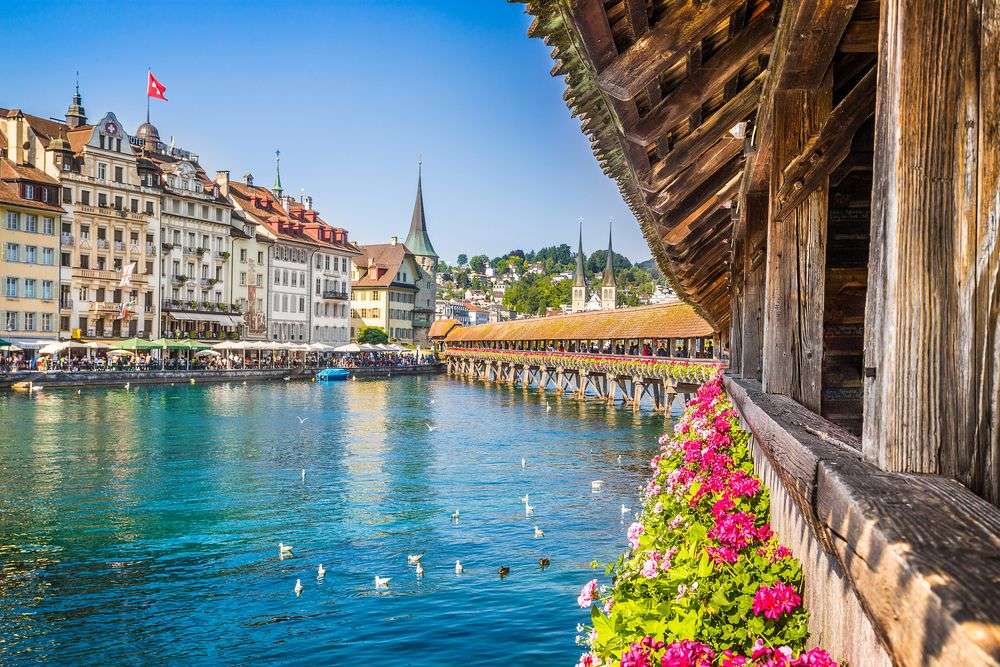 Eine Brücke über einen Fluss mit einem Gebäude im Hintergrund